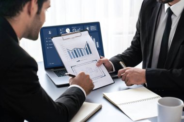 Analist ekibi, bilgisayar ekranında veri bilimi yazılımı görüntülemesi kullanarak dijital torpido gözünde finansal verileri analiz ediyor. İş zekası ve Fintech. Coşkulu