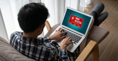 Bilgisayar ekranındaki virüs uyarısı mobil siber tehdit, hacker, bilgisayar virüsü ve kötü amaçlı yazılım tespit edildi
