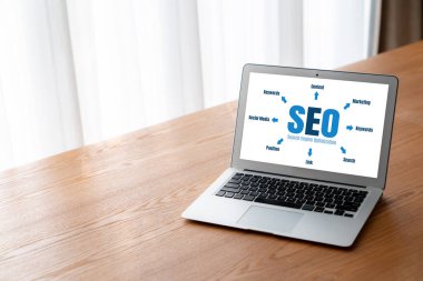 Model e-ticaret için SEO arama motoru optimizasyonu ve bilgisayar ekranında gösterilen çevrimiçi perakende işi