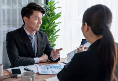 Ofisteki analist ekibi veri analizi ve pazarlama stratejisini güçlü takım çalışmasıyla yapılan toplantıda iş performansını artırmak için BI gösterge paneli ve istatistikleri kullanarak tartışıyor. Sevinçli.