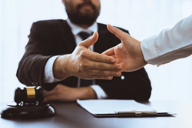 Avukatın ya da avukatın yakın mesafeden el sıkışması, güvenilir bir ortağın güvenilirliğini güvence altına almak için dava anlaşmasının imzalanması konusunda başarılı bir şekilde hukuki olarak tartıştıktan sonra çözülür. Eşitlik