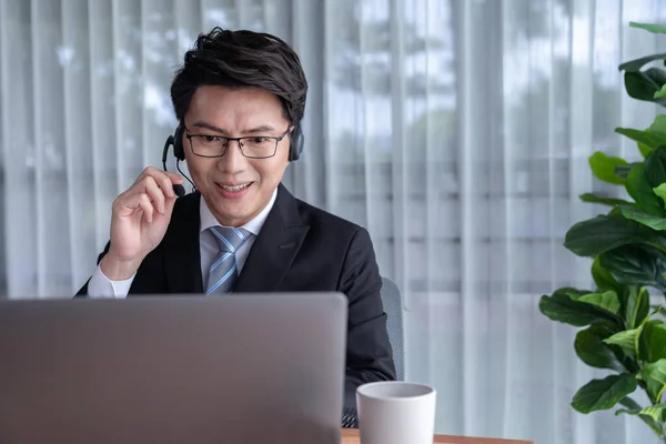 Selbstbewusste Asiatische Telesale Geschäftsleute Arbeiten Modernen Büros Mit Kopfhörern Und — Stockfoto