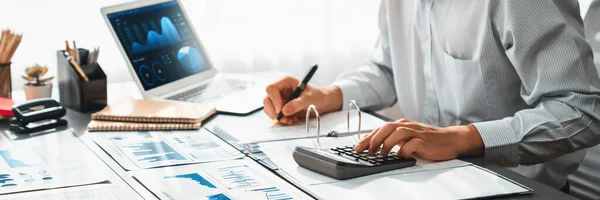 Firemní Auditor Vypočítává Rozpočet Kalkulačkou Kanceláři Přístrojovou Deskou Notebooku Profesionální — Stock fotografie