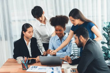 Çok ırklı analist ekibi toplantı masasındaki mali raporu analiz etmek için BI gösterge tablosunu kullanıyor. Çeşitli iş adamlarından oluşan bir grup, FIntech 'in veri analizini başarılı iş pazarlaması için kullanır. Uyum