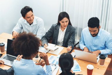 Çok ırklı analist ekibi toplantı masasındaki mali raporu analiz etmek için BI gösterge tablosunu kullanıyor. Çeşitli iş adamlarından oluşan bir grup, FIntech 'in veri analizini başarılı iş pazarlaması için kullanır. Uyum
