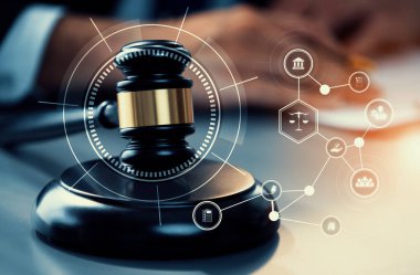 Akıllı hukuk, hukuki danışmanlık simgeleri ve avukatlık bürosunda çalışan araçlar dijital hukuk kavramını ve çevrim içi hukuk ve yönetmelik kavramlarını gözler önüne seriyor .