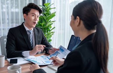 Ofisteki analist ekibi veri analizi ve pazarlama stratejisini güçlü takım çalışmasıyla yapılan toplantıda iş performansını artırmak için BI gösterge paneli ve istatistikleri kullanarak tartışıyor. Sevinçli.