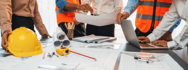 Mimari inşaat projesi için ofis masasının üzerinde proje tasarımı üzerinde birlikte çalışan mühendis ortağı. Mimarlık, iç mimari taslak planlama. İçgörü