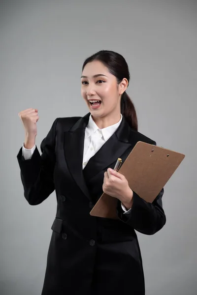 Zelfverzekerde Jonge Aziatische Zakenvrouw Een Formeel Pak Met Klembord Met — Stockfoto
