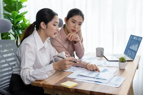 Analist ekip arkadaşları dijital torpido gözündeki finansal verileri, çizelgeleri ve grafiği destekleyici bir ekip çalışması ile tartıştılar. Profesyonel ofis pazarlama planlamak için iş zekasını kullanır. Coşkulu.