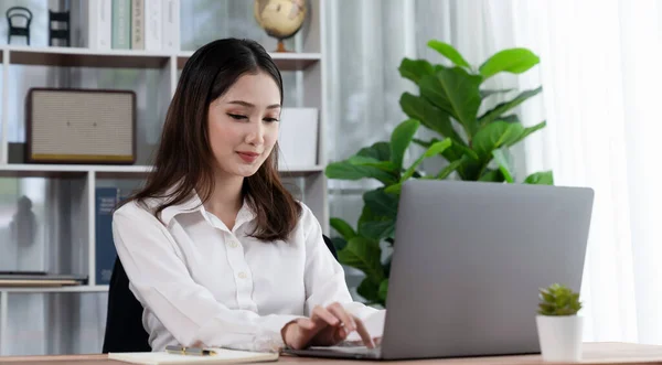Молодая Азиатская Восторженная Деловая Женщина Современным Офисным Столом Использует Ноутбук — стоковое фото