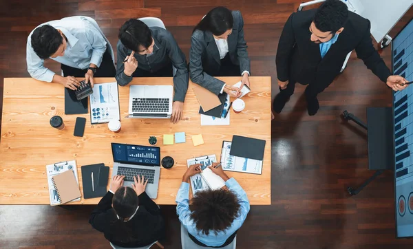 파노라마는 화면에서 비즈니스 프레젠테이션 데이터 대시보드를 회의실에 사업가들 발표를 콩코드 — 스톡 사진