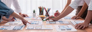 Kağıt kablo arayüzü üzerinde mobil uygulama için UI ve UX tasarımları yapan ön-uç geliştirici ekibin panorama görüntüsü. Kullanıcı dostu UI tasarımı için kullanıcı arayüzü geliştirme ekibi planlama. İnceleyin