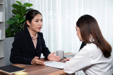 İş anlaşması toplantısı, genç iş kadınları sözleşmenin şartlarını ve şartlarını dikkatle gözden geçiriyorlar. Şirket avukatı sözleşme anlaşmasında danışmanlık yapar. Coşkulu.