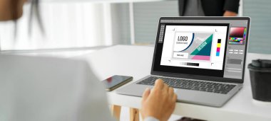 Web sayfasının modern tasarımı ve bilgisayar ekranında gösterilen ticari reklamlar için grafiksel tasarımcı yazılımı