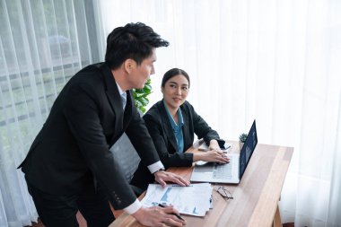 Ofisteki analist ekibi veri analizi ve pazarlama stratejisini güçlü takım çalışmasıyla yapılan toplantıda iş performansını artırmak için BI gösterge paneli ve istatistikleri kullanarak tartışıyor. Sevinçli.