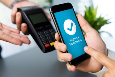 NFC QR kod cihazı ile el ele tutuşan akıllı telefon, hızlı dijital işlemler için temas kurulamayan ödeme kodlarını tarıyor. Modern yaşam tarzı ödeme teknolojisi için cep telefonundaki online bankacılık uygulaması. coşkulu