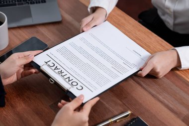 Kapanış toplantısı, genç iş kadınları sözleşmenin şartlarını ve şartlarını dikkatle gözden geçiriyorlar. Şirket avukatı sözleşme anlaşmasında danışmanlık yapar. Coşkulu.