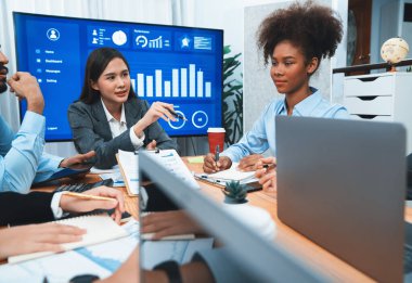Çok ırklı analist ekibi toplantı masasındaki mali raporu analiz etmek için BI gösterge tablosunu kullanıyor. Çeşitli iş adamlarından oluşan bir grup, iş pazarlama kararı için FIntech 'in veri analizini kullanır. Uyum
