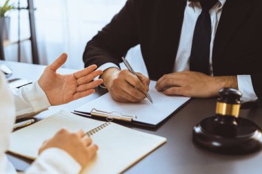 Avukatlık sözleşmesi imzalayan, hukuk bürosundaki profesyonel avukat yasal belge ya da sözleşme hazırlayan ve müvekkillerin adil savunma kavramı olarak anlaşmazlıkları için yasal koruma sağlayan sözleşmeyi imzalayan. Eşitlik