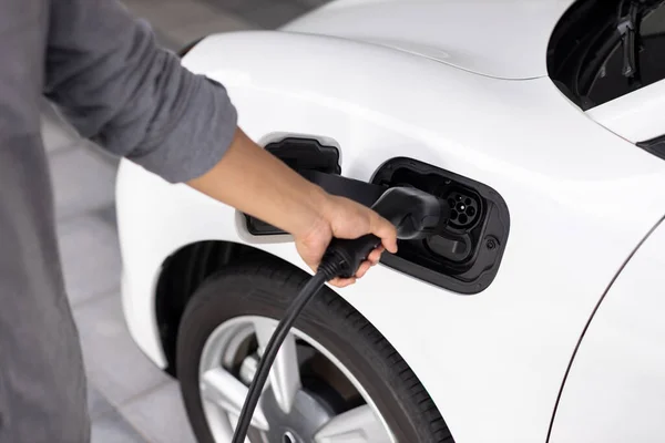 Closeup Focus Hand Insert Charger Plug Electric Vehicle Charging Station — Fotografia de Stock