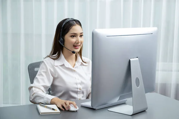 Call Center Asiático Com Fone Ouvido Microfone Trabalhando Seu Laptop — Fotografia de Stock