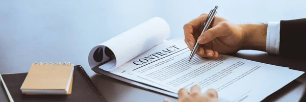 Empresario Firma Contrato Contrato Papel Forma Jurídica Negocios Con Confianza — Foto de Stock