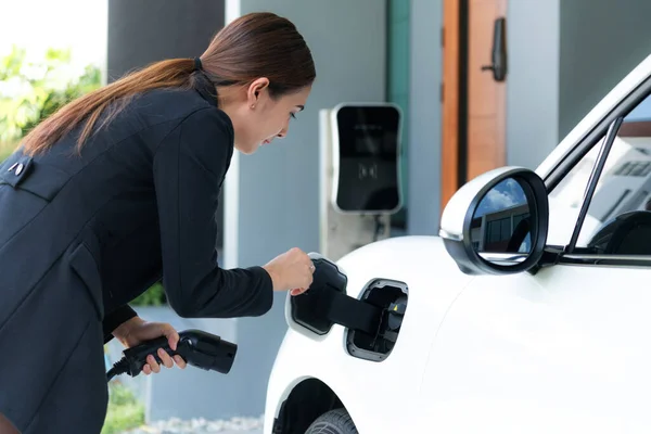 Progressive Woman Install Cable Plug Her Electric Car Home Charging — Stock fotografie