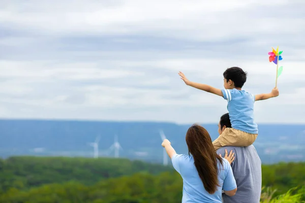 Progressive Happy Family Enjoying Time Wind Farm Green Energy Production — Stockfoto