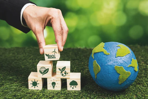 Ręka Biznesmena Trzymającego Ziemię Symbolizująca Ekologiczny Biznes Wykorzystujący Technologię Biopaliw — Zdjęcie stockowe
