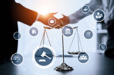 Akıllı hukuk, hukuki danışmanlık simgeleri ve avukatlık bürosunda çalışan araçlar dijital hukuk kavramını ve çevrim içi hukuk ve yönetmelik kavramlarını gözler önüne seriyor .