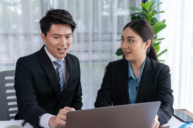 Ofisteki analist ekibi veri analizi ve pazarlama stratejisini güçlü takım çalışmasıyla yapılan toplantıda iş performansını artırmak için BI gösterge paneli ve istatistikleri kullanarak tartışıyor. Sevinçli.