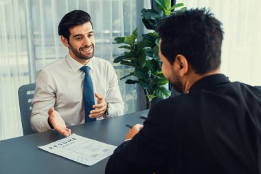Başvuru formunu doldurmak için iş başvurusunda bulunmuş. Aday, mülakatta resmi konuşma için takım elbise giyer. Kariyer ve iş deneyimiyle ilgili sorularla dolu bir işe alım süreci. Coşkulu