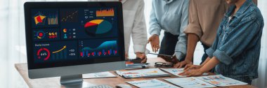Panorama analist ekibi, FBI Fintech 'i kullanarak dizüstü bilgisayarla mali raporu analiz ediyor. İş adamları iş görüşü için dizüstü bilgisayarda gösterilen kontrol panelini inceliyor. İnceleyin