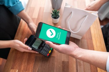 Akıllı telefon uygulamasında barkod taraması yapan kusursuz nakit ödemeler. QR kod teknolojisi, mobil bankacılık uygulaması ile modern alışveriş tarzı için hızlı ve güvenli işlemler. Sevinçli.