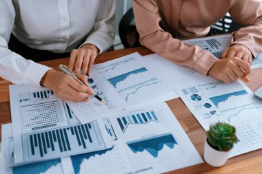 Yakın plan analist takım arkadaşları dijital torpido gözündeki finansal verileri, çizelgeleri ve grafiği destekleyici takım çalışmasıyla tartıştılar. Profesyonel ofis pazarlama işini planlamak için BI 'ı kullanır. Coşkulu.