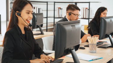 Ofiste çalışan kulaklık takan işadamları uzak müşteri ya da meslektaşlarını desteklemek için çalışıyorlar. Çağrı merkezi, tele pazarlama, müşteri destek acentesi telefon görüşmesinde hizmet sağlıyor. Jivy