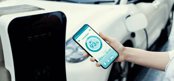 Battery Status Electric Vehicle Displayed Smartphone Application Software While Vehicle — 스톡 사진