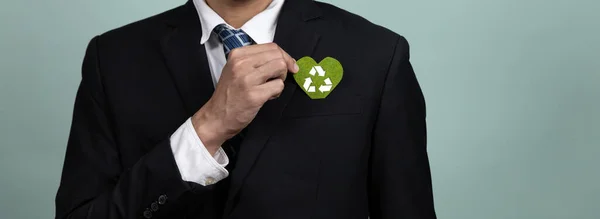 Корпоративне Просування Концепції Стійкого Зеленого Бізнесу Бізнесменом Який Тримає Папір — стокове фото