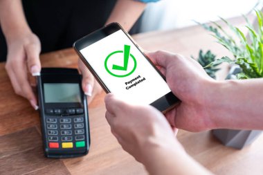 Akıllı telefon uygulamasında barkod taraması yapan kusursuz nakit ödemeler. QR kod teknolojisi, mobil bankacılık uygulaması ile modern alışveriş tarzı için hızlı ve güvenli işlemler. Sevinçli.