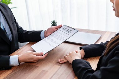 İş adamı sözleşmeyi imzalamadan önce anlaşma belgesini gözden geçirir. Ticaret anlaşmasının iş amaçlarına uygun olmasını sağlamak için dikkatle okumak. İş karar verme konsepti için profesyonellik. Sevinçli.