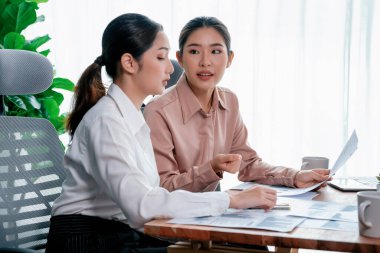 Analist ekip arkadaşları dijital torpido gözündeki finansal verileri, çizelgeleri ve grafiği destekleyici bir ekip çalışması ile tartıştılar. Profesyonel ofis pazarlama planlamak için iş zekasını kullanır. Coşkulu.