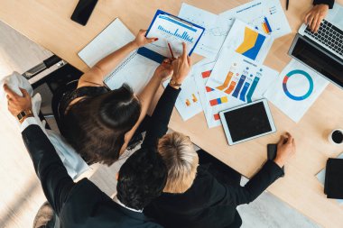 İş adamları grup toplantısı ofiste yukarıdan çekildi. İş kadınları, iş adamları ve ofis çalışanları toplantı masasında proje planlama belgeleriyle takım konferansında çalışıyorlar. Jivy