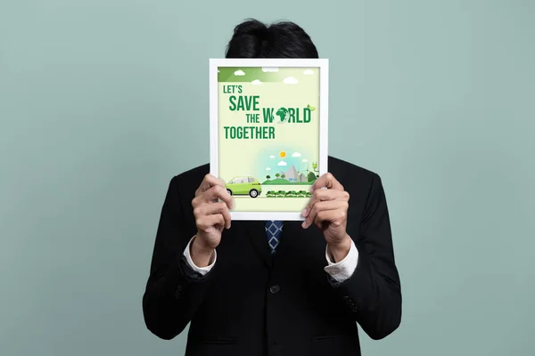 친화적 재활용 에너지 아이디어로 정책을 촉진하는 종이를 보유하고 사업가 녹색으로 — 스톡 사진