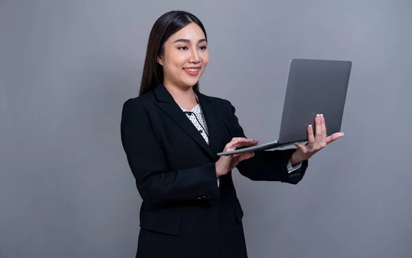 Självsäker Ung Asiatisk Affärskvinna Poserar Med Bärbar Dator Isolerad Bakgrund — Stockfoto