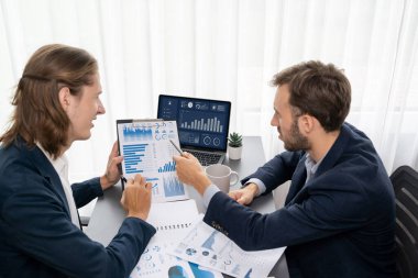 Ofisteki analist ekibi, iş performansını artırmak için bilgisayarında grafik ve çizelge olan BI gösterge panelini kullanarak çalışma alanındaki pazarlama stratejisi için finansal veri analizi yapmakla meşgul. Varlık