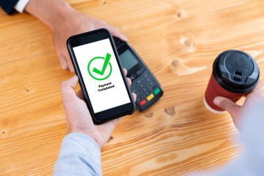 Mobil bankacılık uygulamasında QR kod teknolojisi kullanarak hızlı ve güvenli işlemler yaparak, akıllı telefon uygulaması ile modern alışveriş tarzı için barkod taraması yoluyla kusursuz nakit ödemeleri olanaklı kılıyor. Varlık