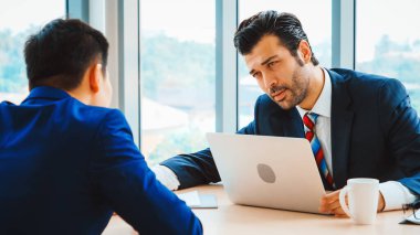 Şirket ofisindeki yönetici ve mülakatçıyla iş görüşmesinde iş arayan biri. Genç mülakatçı profesyonel kariyer fırsatı arıyor. İnsan kaynakları ve adam toplama konsepti. Jivy