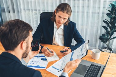 Ofisteki analist ekibi, iş performansını artırmak için grafik ve grafikli BI gösterge panelini kullanarak çalışma alanındaki pazarlama stratejisi için finansal veri analizi yapmakla meşgul. Varlık