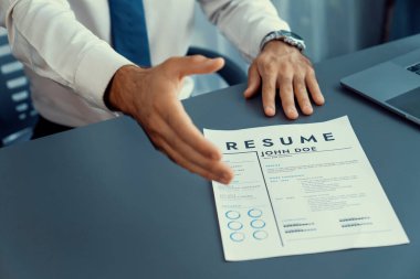 Resmi ofiste takım elbiseli ve iş görüşmesi için özgeçmiş hazırlayan kendine güvenen bir adam. Adayla görüşen kişinin bakış açısından elini kameranın önünde sıkmak için uzat. Coşkulu